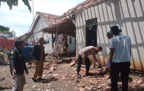 14 Atap Rumah di Karawang Ambrol di Sapu Angin Puting Beliung