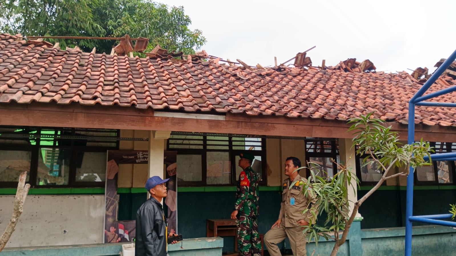 2 Tahun Tidak Digunakan KBM, Tiga Ruang Kalas SMPN 03 Ciksel Ambruk Karena Cuaca Ekstrim 