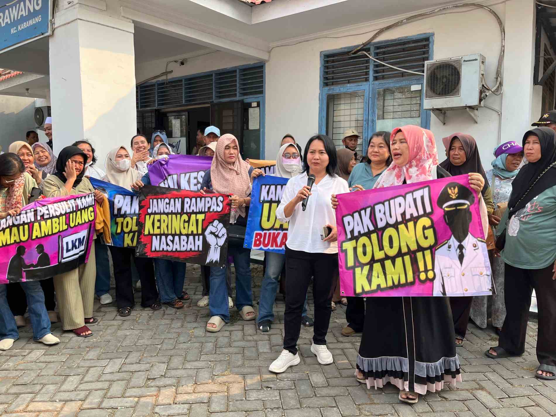 Dana Rp5,5 Miliar Tertahan, Nasabah LKM Karawang Ancam Adukan Kasus ke Bupati dan Gubernur