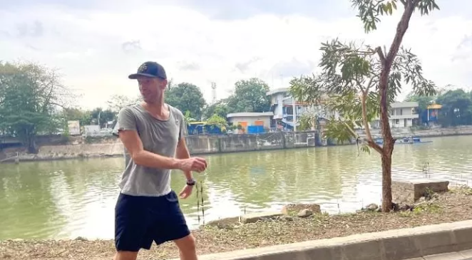 Viral Video Chris Martin Coldplay Lagi Jalan-jalan Nyeker di Jakarta, Netizen : Hati-hati Banyak Kerikil Bang