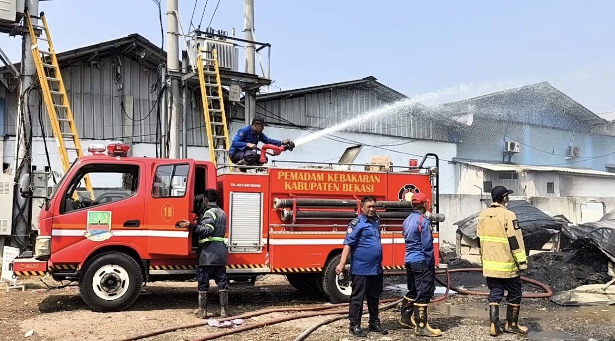 Gudang Biji Plastik di Cikarang Timur Terbakar, Truk Ikut Dilalap Api