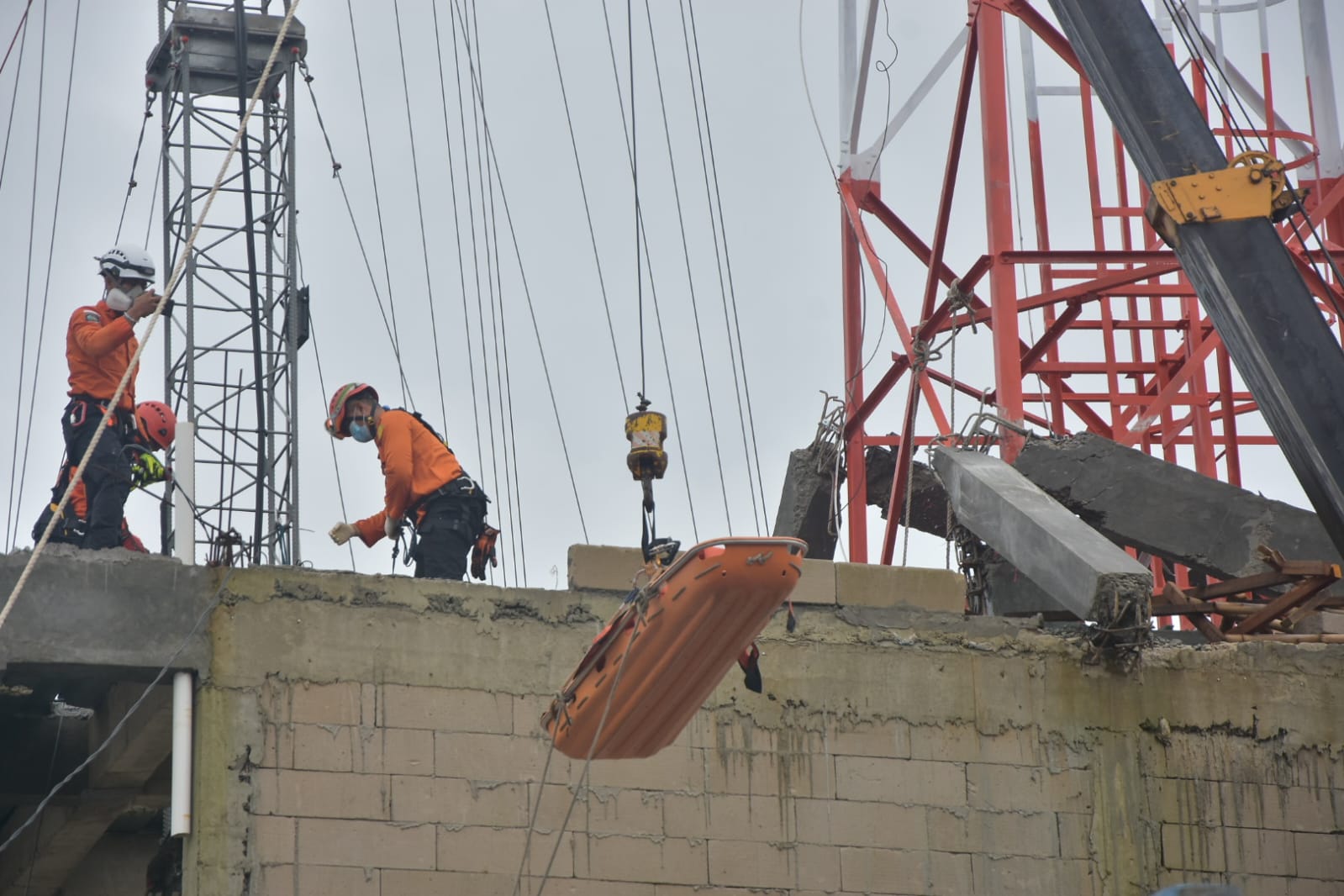 Korban Reruntuhan Menara Tower di Tambun Utara Berhasil Dievakuasi