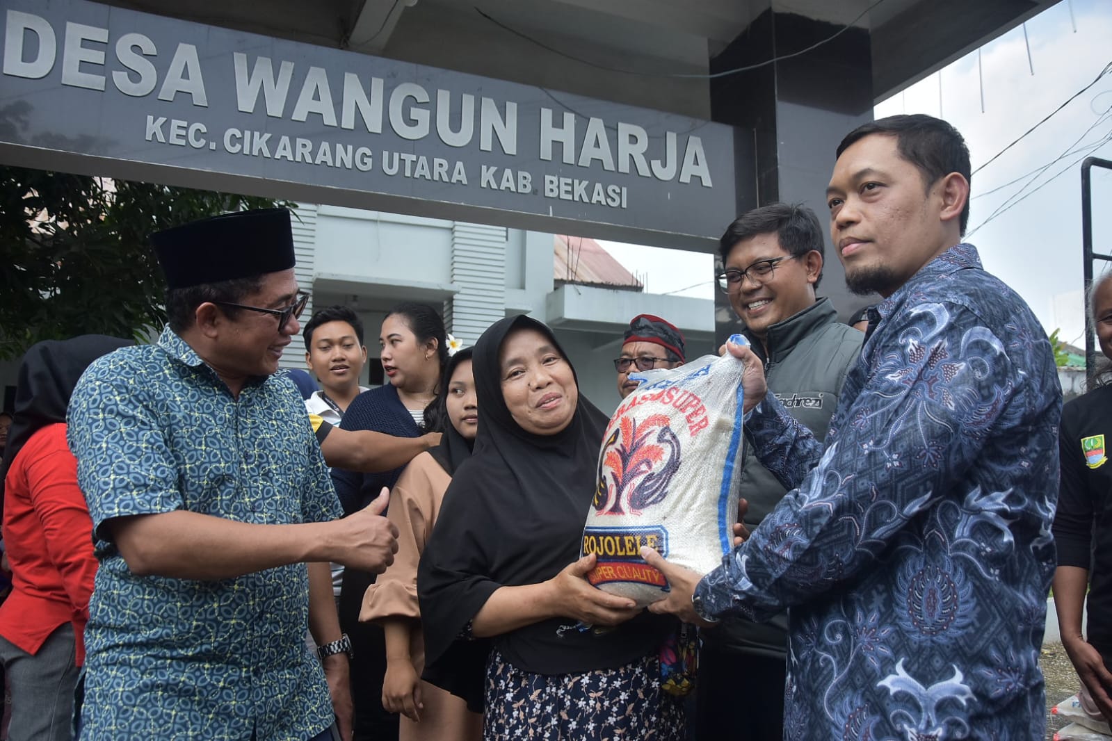 PT Harrosa dan PT Midea Salurkan 26 Ton Beras untuk Seluruh Warga Desa Wangunharja