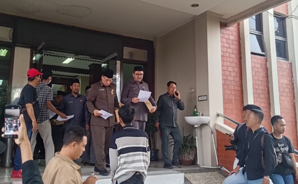 Mahasiswa Kecewa Sikap Plt Wali Kota Bekasi Saat Aksi Pembagian Selebaran Kecurangan PPDB