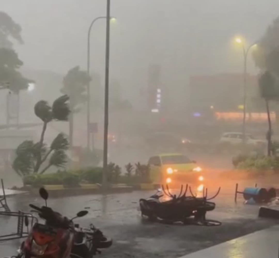 Karawang Diterjang Badai 3 Hari Beruntun, 1 Warga Tewas, Puluhan Bangunan Ambruk