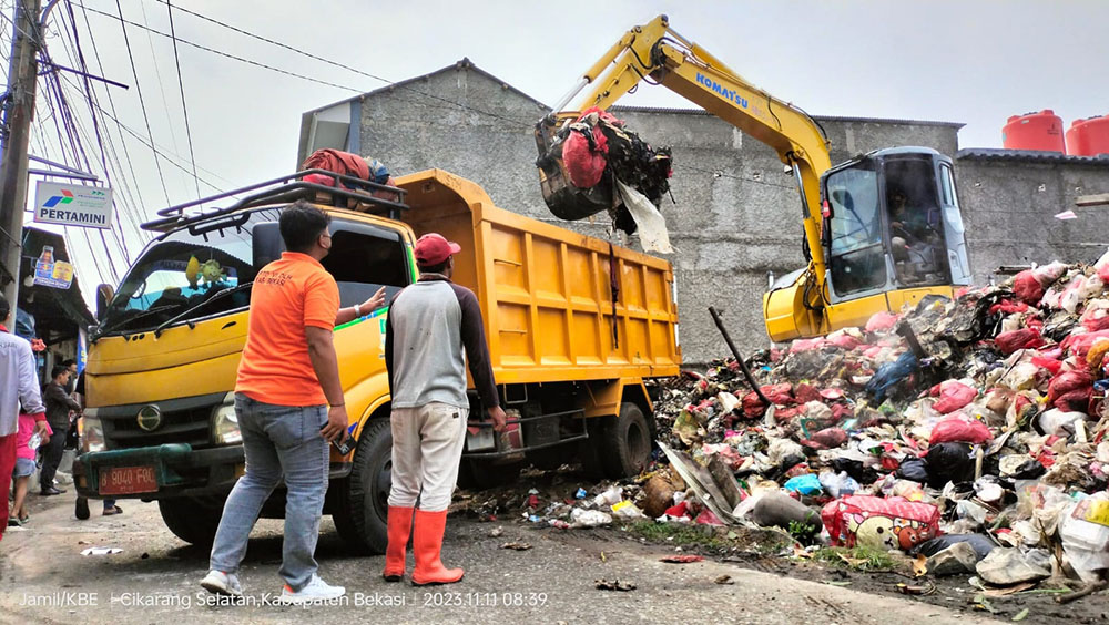 UPTD Kebersihan Wilayah VI Angkut dan Tutup TPS Ilegal di Cikarang Selatan