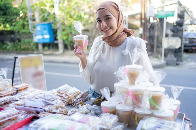 Inilah Bentuk Toleransi Antar Umat Beragama saat Ramadhan di Indonesia, Disatukan oleh Takjil 