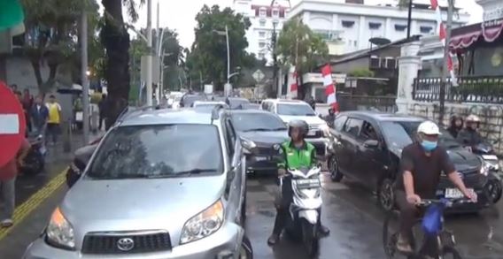 Viral, Bocah 9 Tahun Bawa Mobil Ugal-ugalan di Kemang Jaksel, Nyaris Dihajar Warga