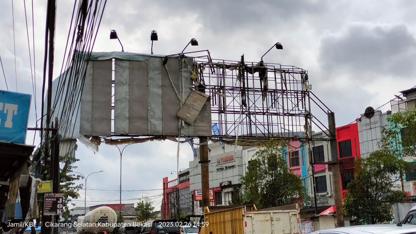 Billboard Rusak di Taman Sentosa Cikarang Selatan Ancam Keselamatan Pengguna Jalan