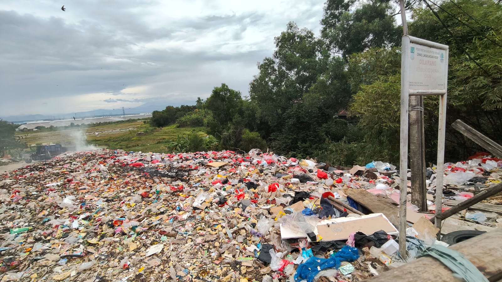 Warga Sukamahi Keluhkan Tumpukan Sampah Liar Dekat Pemda Bekasi 