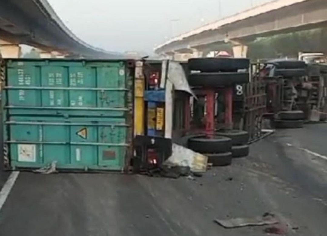 Sopir Kurang Ngopi, Truk Kontainer Melintang di KM 44 Japek, Macet Total Berjam-jam