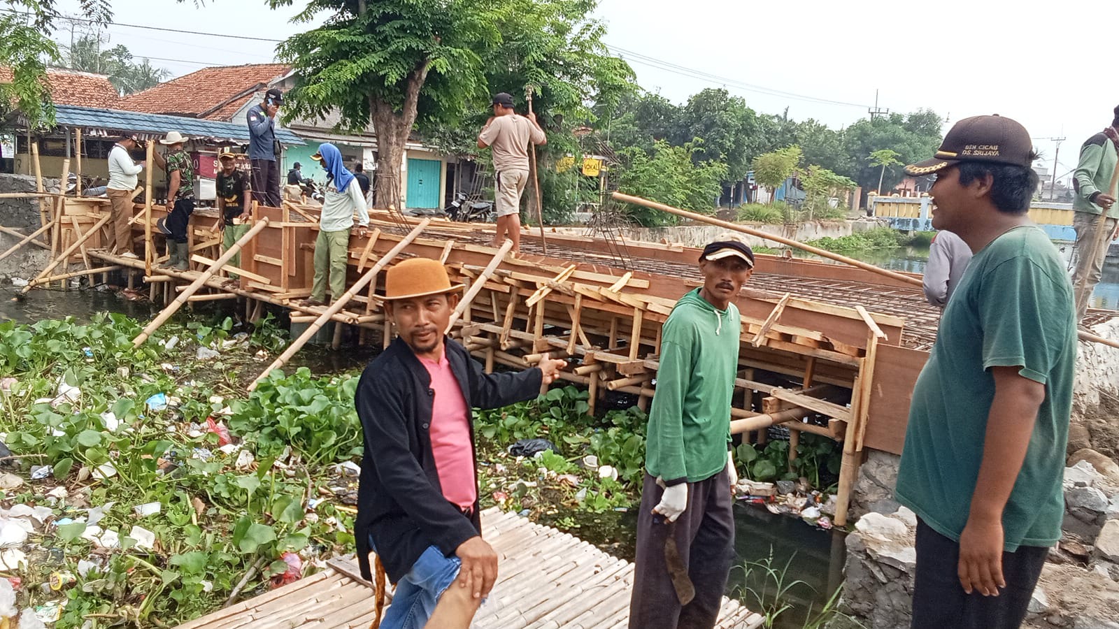 Warga Lima Desa Protes, Proyek Jembatan di Tirtajaya Mangkrak