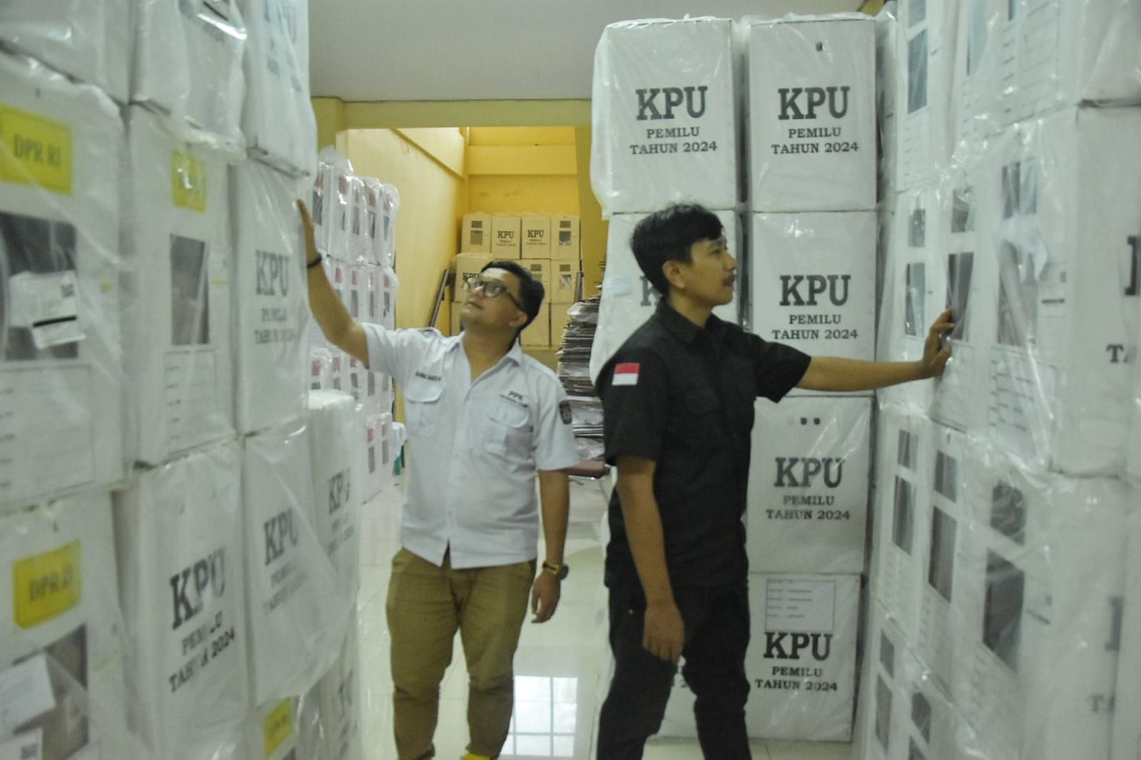 Meski Ratusan Logistik Menumpuk di Lantai 1-2, Kantor Kecamatan Cikarang Utara Tetap Layani Masyarakat