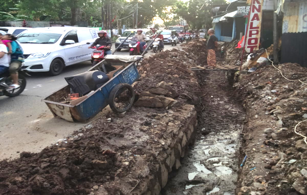 Proyek Drainase Siluman di Jatikramat Amburadul, Satu Motor Tergelincir