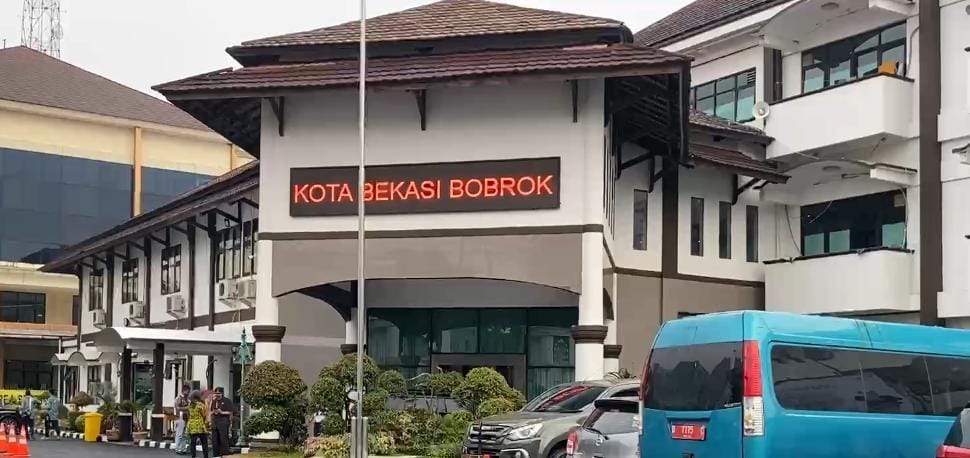 PARAH Running Text 'PLT WALIKOTA BEKASI BOBROK!!!' Terpampang di Asrama Haji 