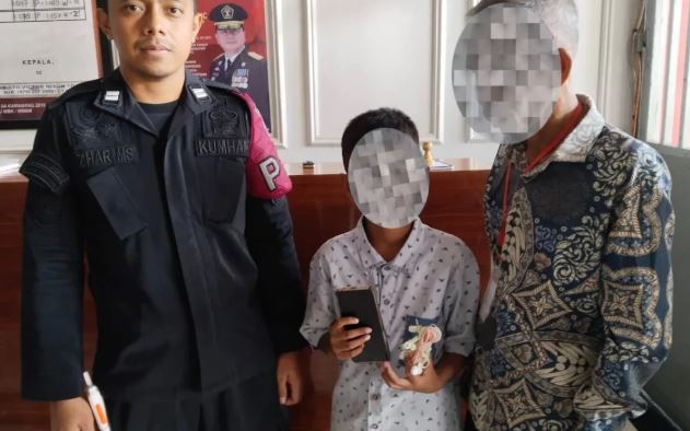 Petugas P2U Lapas Karawang Gagalkan Penyelundupan Handphone