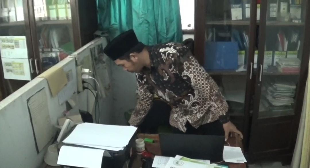 Terekam Kamera CCTV, Inilah Detik-detik Uang Gaji Guru Honorer di Mts Al Muthmainnah Raib Digondol Maling