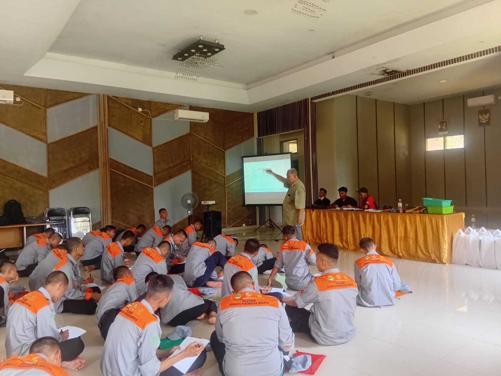 BLK Purwakarta dan Disnakertrans Jabar bersama PT HIM Gelar Pelatihan Operator Service Mobil Listrik Konversi 