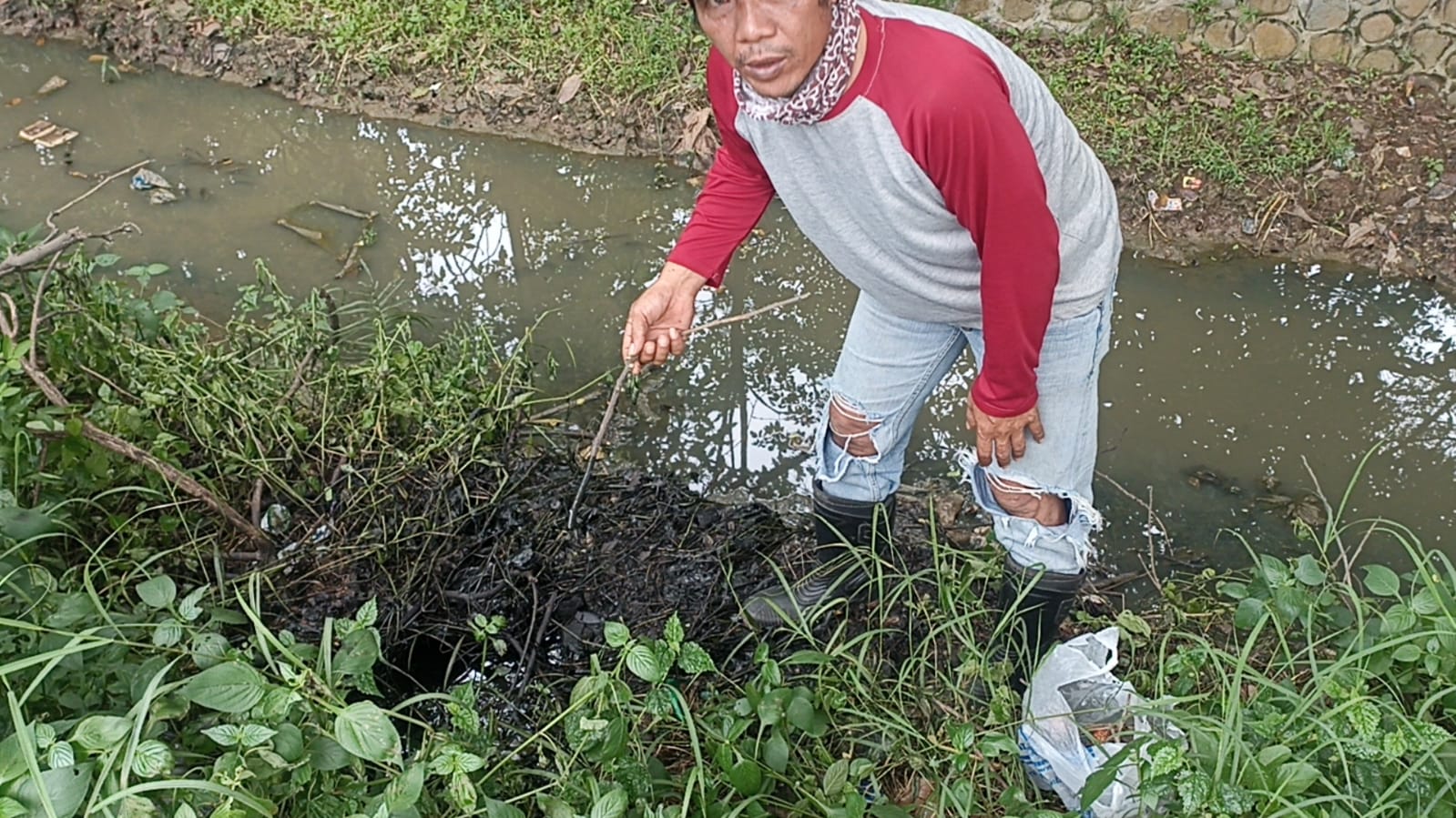 Orang Tak Bertanggungjawab Buang Limbah Cair Berbahaya di Kawasan Hutan Kota Karangpawitan