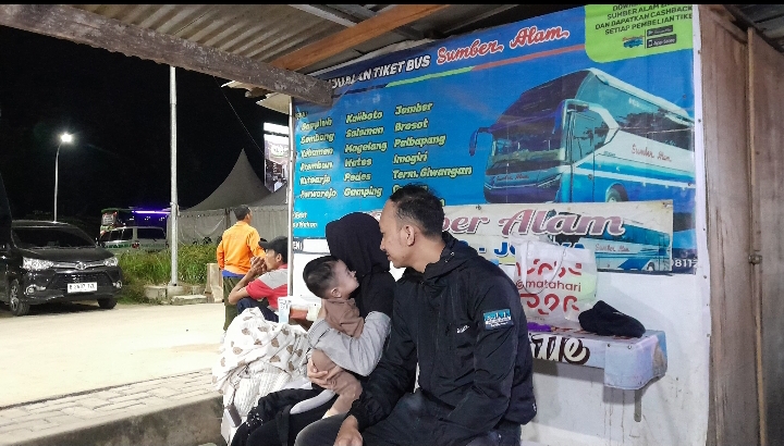 Mudik Lebih Awal, Perantau Asal Tasik Pilih Berangkat Malam dari Terminal Kalijaya