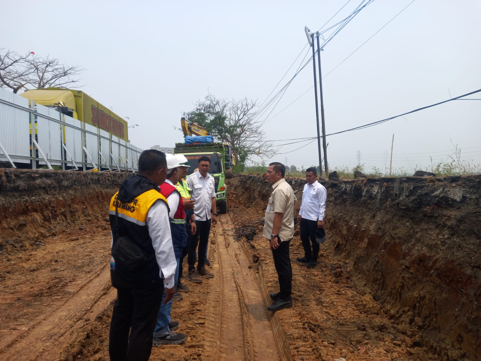 Bupati Aep Pastikan Rekonstruksi Jalan Tarumanegara Karawang Barat Dikerjakan Menyeluruh