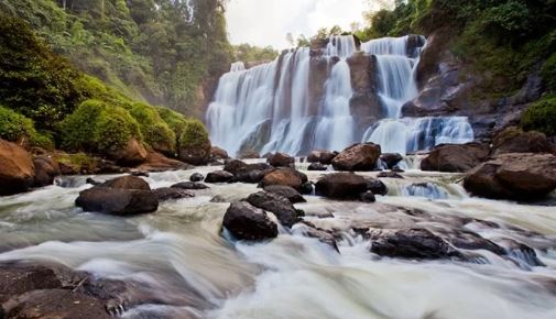 Meski Musim Kemarau, Curug Bandung Karawang Terus Mengalir Deras