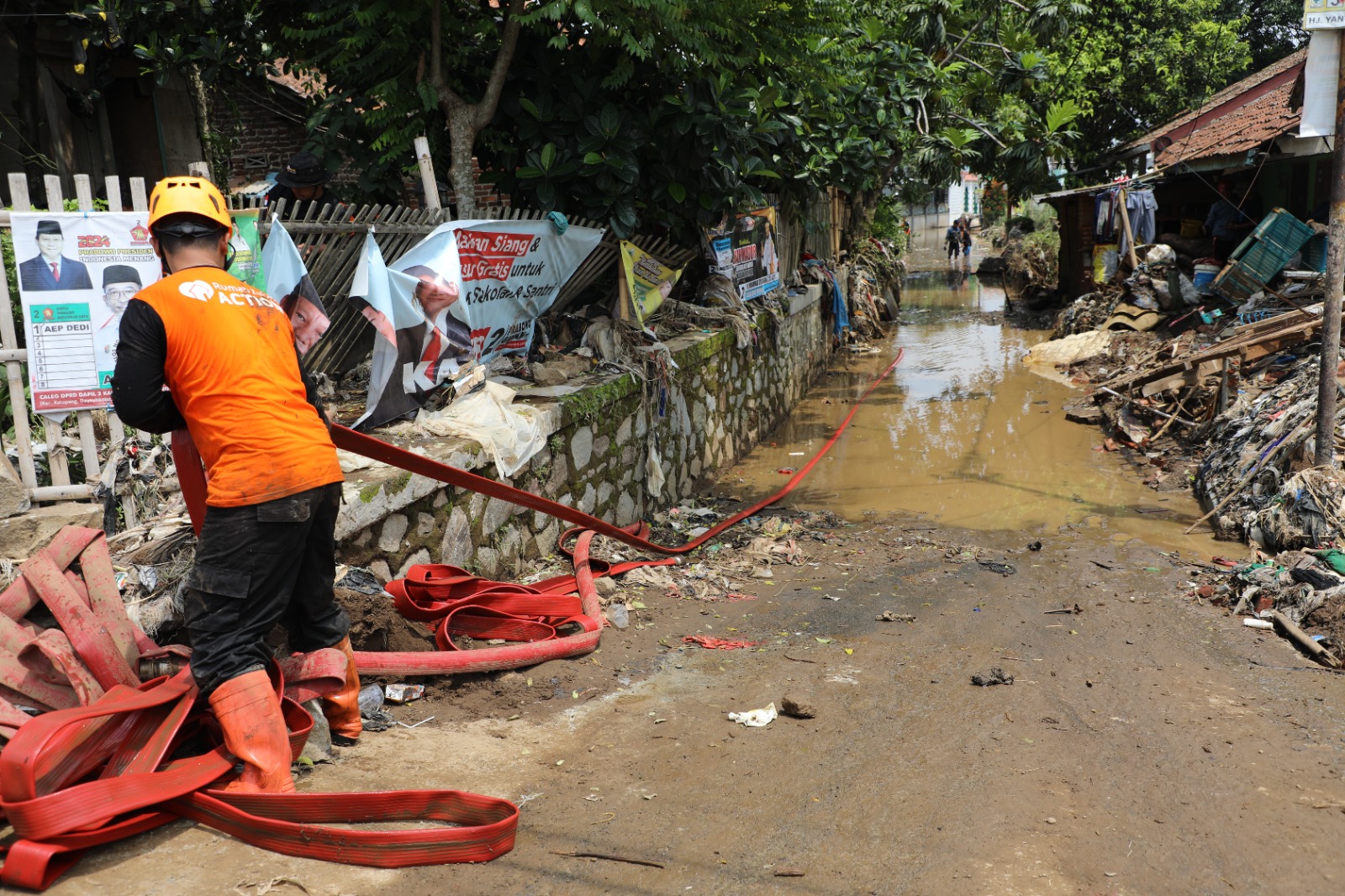 Kunjungi Dayeuhkolot Bandung, Kepala BNPB : Bencana Banjir Tak Ada Korban Jiwa Tapi Jumlah Pengungsi Banyak