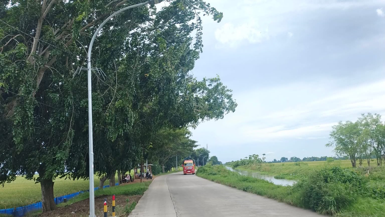 Nikmati Sensasi Jalan Lurus Paling Panjang di Karawang : Jalan Layapan dengan Keindahan Sawah dan Irigasi