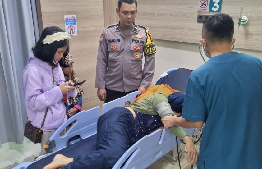 Polisi Bantu Evakuasi Pemudik yang Sakit dari Bus Jurusan Tanggerang Magetan ke Rumah Sakit