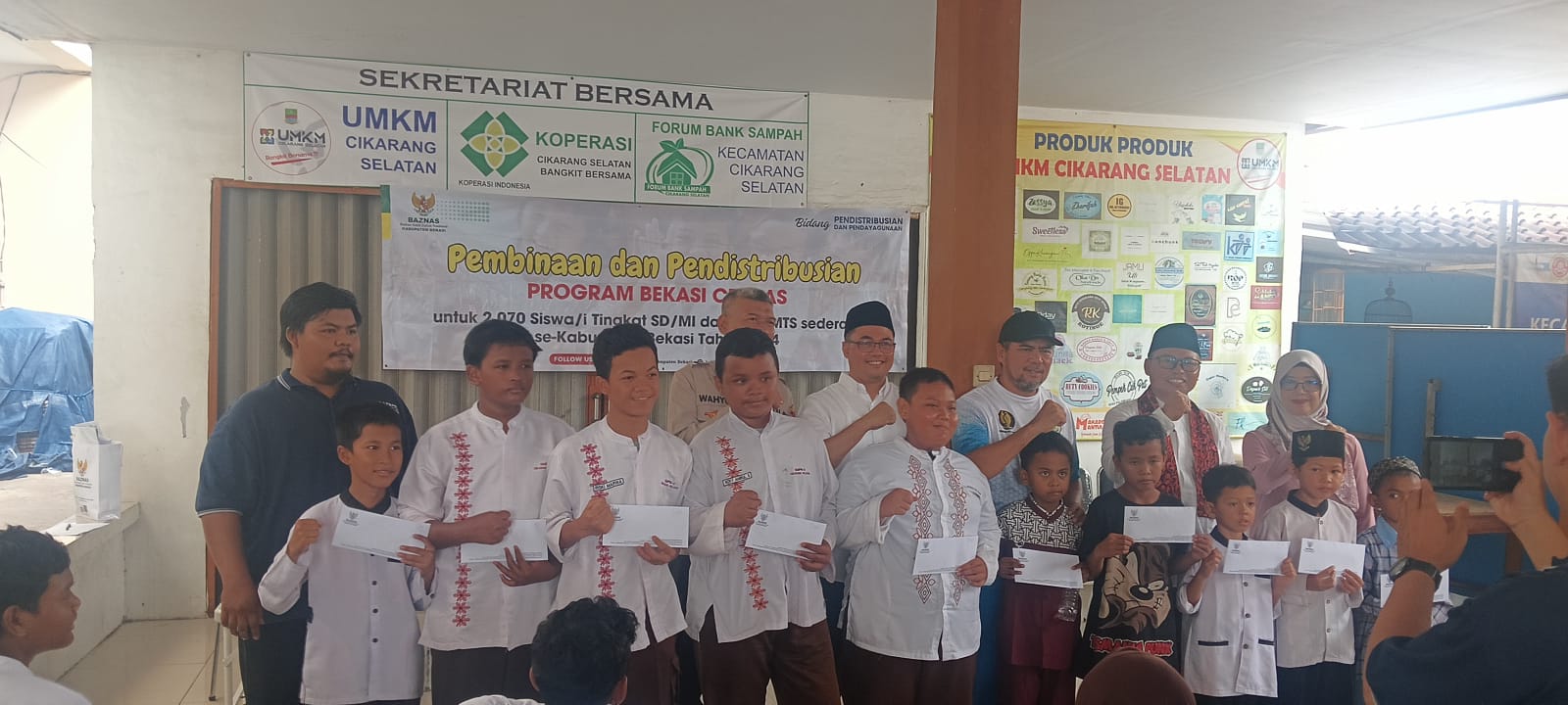 Kecamatan Cikarang Selatan Berikan Bantuan Program Bekasi Cerdas Kepada 90 Siswa Kurang Mampu