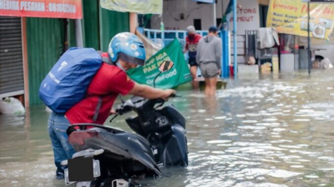 Viral Video Pemuda yang Motornya Mogok Setelah Melwati Genangan Banjir, Ternyata Ini yang Bikin Mesin Mati