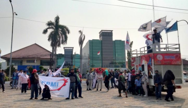 Tuntut Kenaikan Upah, Ratusan Buruh FSPMI Gelar Aksi Demonstrasi di Depan Kantor Pemda Karawang 