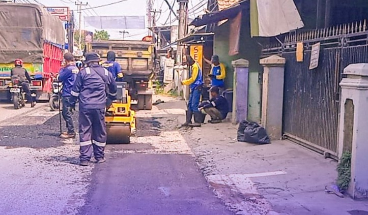 Dinas PUPR Karawang Lakukan Pemeliharaan Rutin Jalan Pinayungan - Wadas untuk Tingkatkan Aksesibilitas 