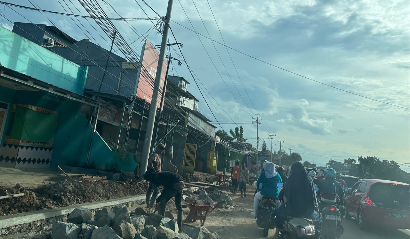 Pemda Provinsi Jabar Diminta Segera Selesai Proyek Jalan Ma'mun Nawawi di Bekasi