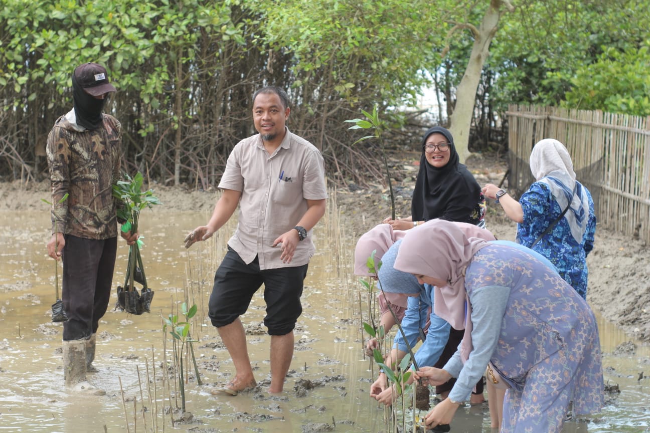 Dosen dan Mahasiswa Fakultas Psikologi UBP  Ikut Lestarikan Hutan Mangrove di Karawang