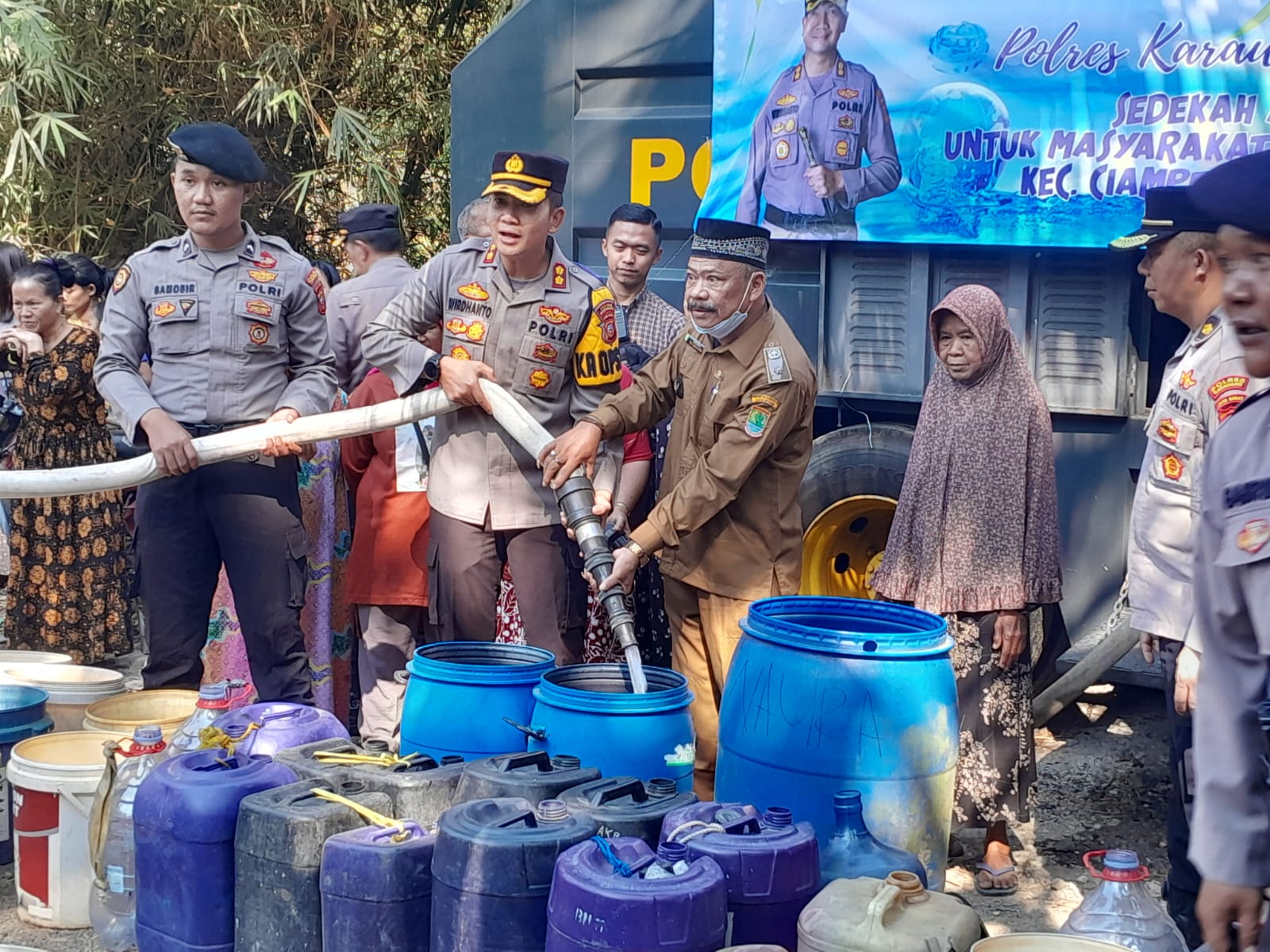 Polres Karawang Sedekahkan 15.000 Liter Air Bersih Untuk Warga Terdampak Kemarau Panjang