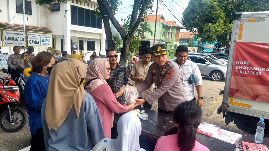 Sambut Hari Bayangkara ke-77 Polres Karawang Gelar Pasar Murah dengan Ciomas Adisatwa