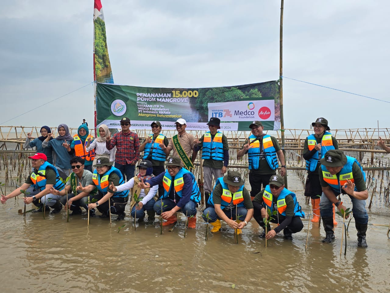 Yayasan ITB 74, MEDCO Foundation, dan AirAsia Bersama CPD Tanam 15 Ribu Pohon Magrove di Pantai Muara Baru