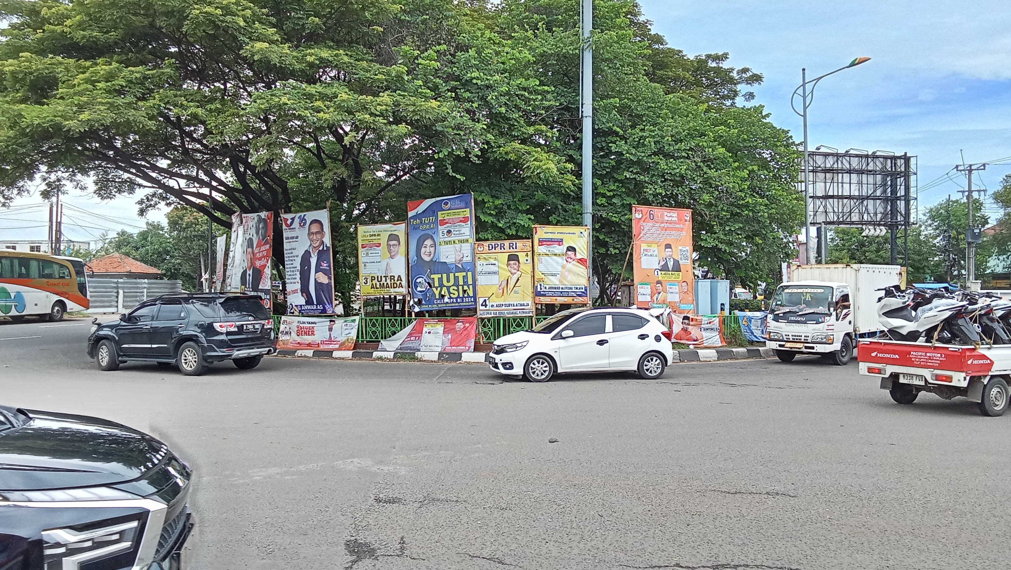 Tak Sedap di Pandang, Sampah Visual Caleg Tersebar di Sepanjang Jalan Pantura Kabupaten Bekasi