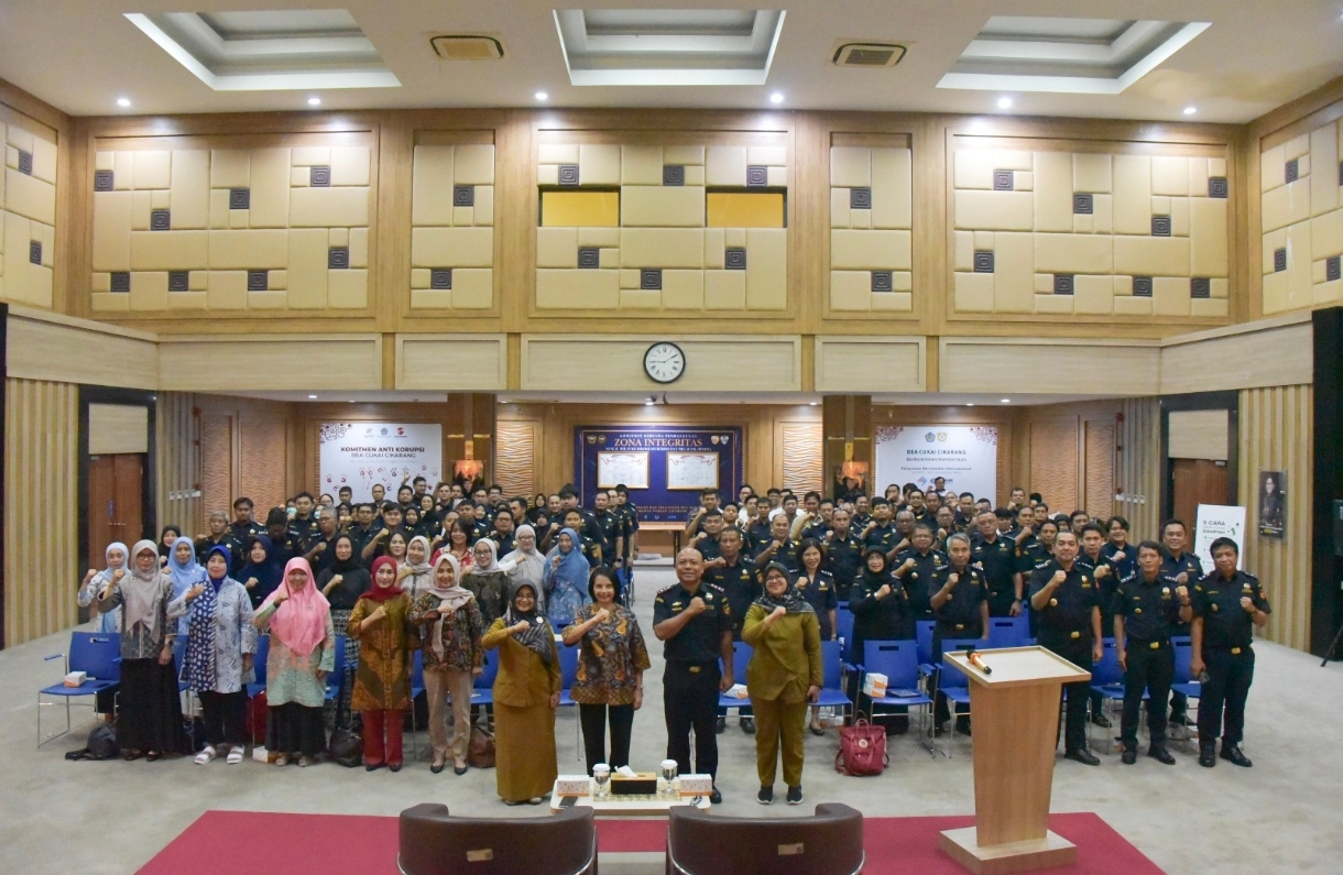  Pemkab Bekasi dan Bea Cukai Cikarang Luncurkan Program “Eco Office”