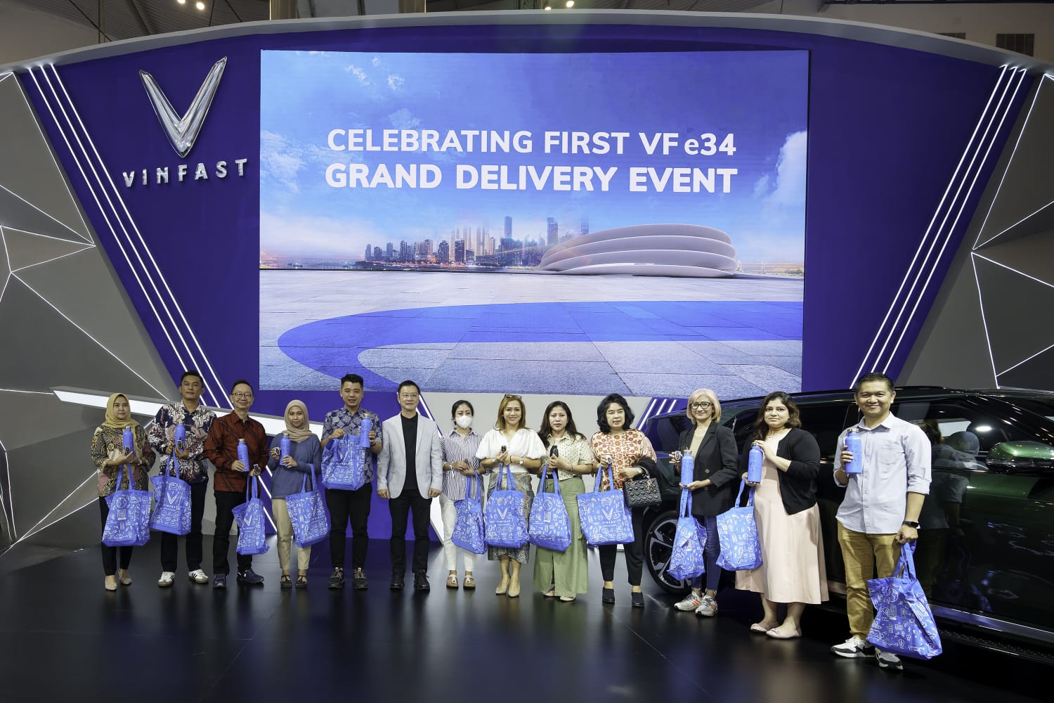 GIIAS 2024, VinFast Mulai Lakukan Pengiriman Pertama VF e34 di Indonesia