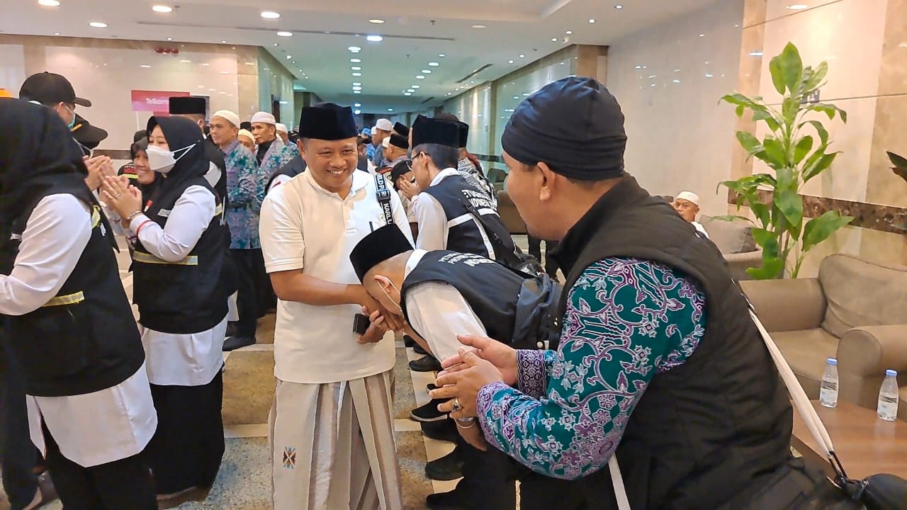 Wagub Jabar Pulang ke Tanah Air bersama Jemaah Haji dari Garut - Cianjur 