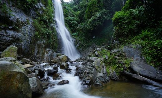 Indahnya Air Terjun Curug Cigentis di Karawang