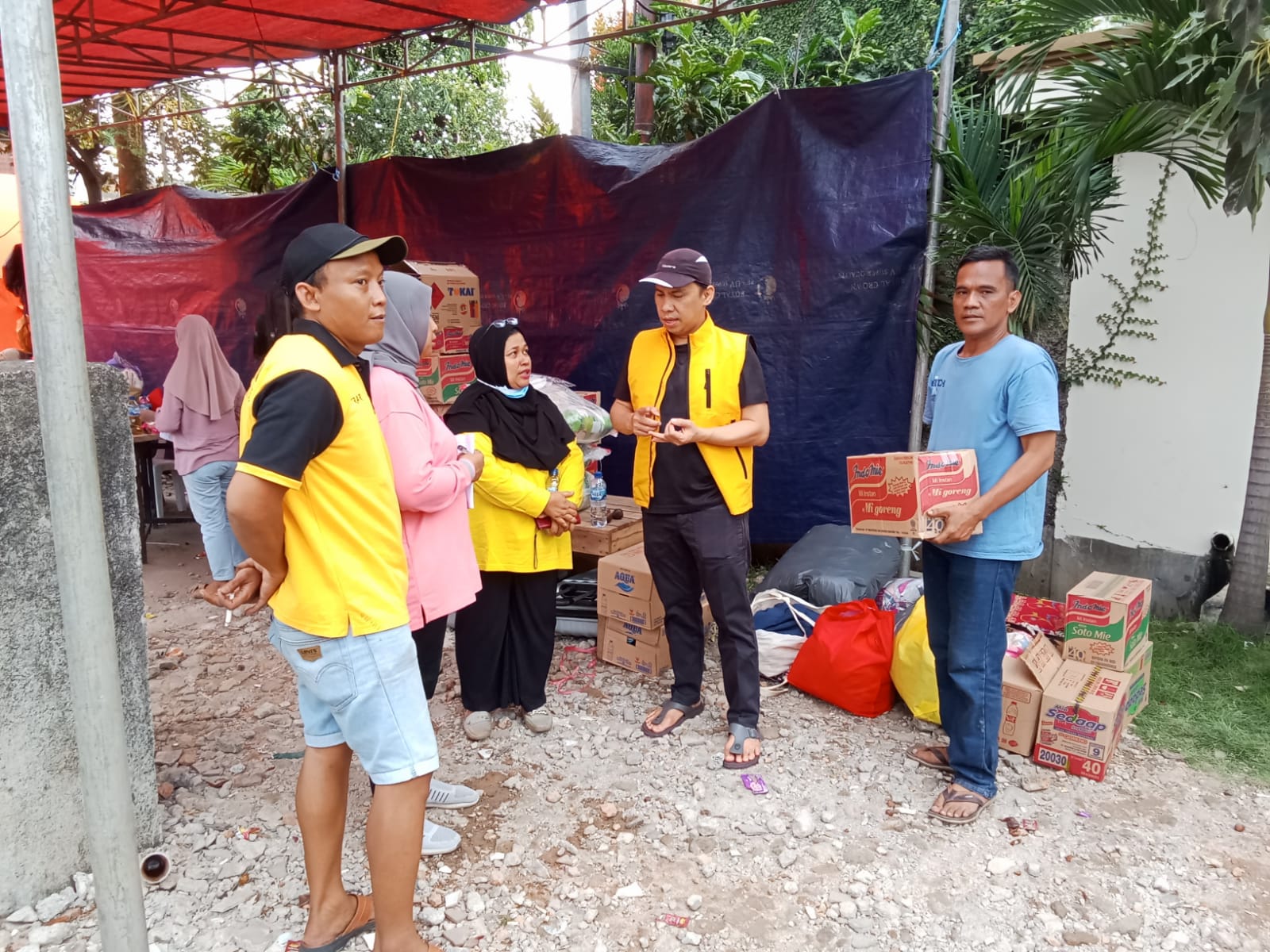 PK Golkar Jaktim Peduli Salurkan Bantuan untuk Korban Kebakaran Duren Sawit 