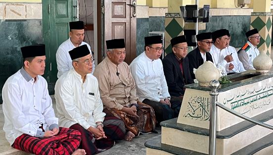 Ziarah ke Makam KH Noer Ali, Ahmad Syaikhu: Selamat Hari Pahlawan, Semangat Hari Pahlawan!