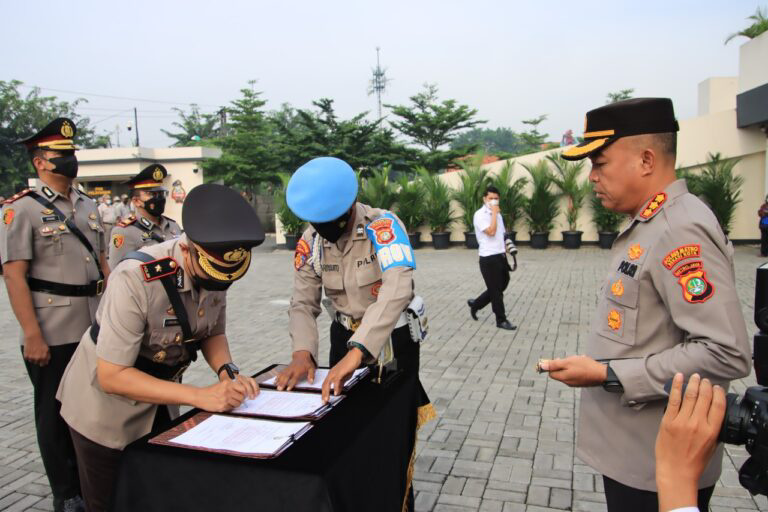 Kapolres Metro Bekasi Kota Pimpin Sertijab 3 Kapolsek 1 Kasat