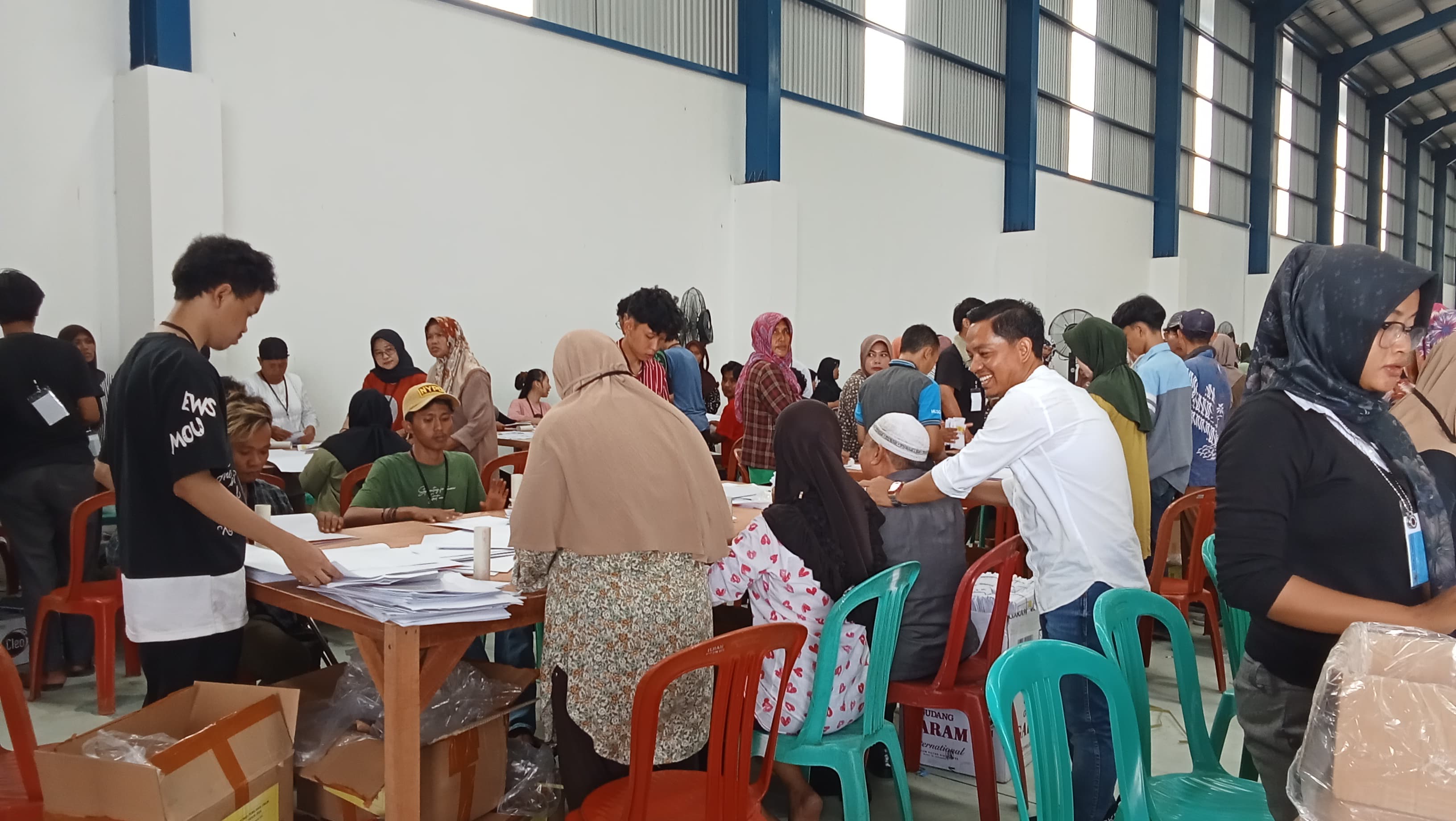 Jelang Pemilu 2024, Lebih dari 11 Juta Surat Suara Tengah di Lipat Oleh Ribuan Orang di Kabupaten Bekasi 