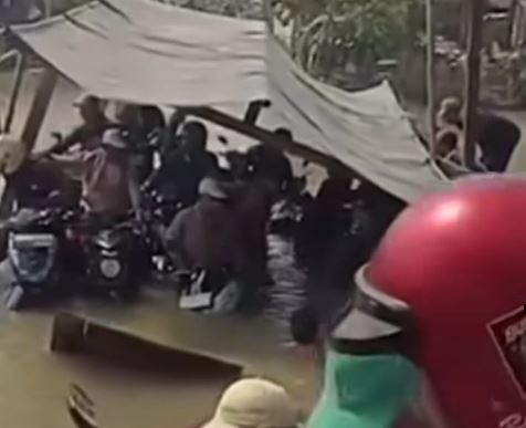 Viral Video Perahu Eretan Tenggelam di Sungai Desa Kertamukti Karawang