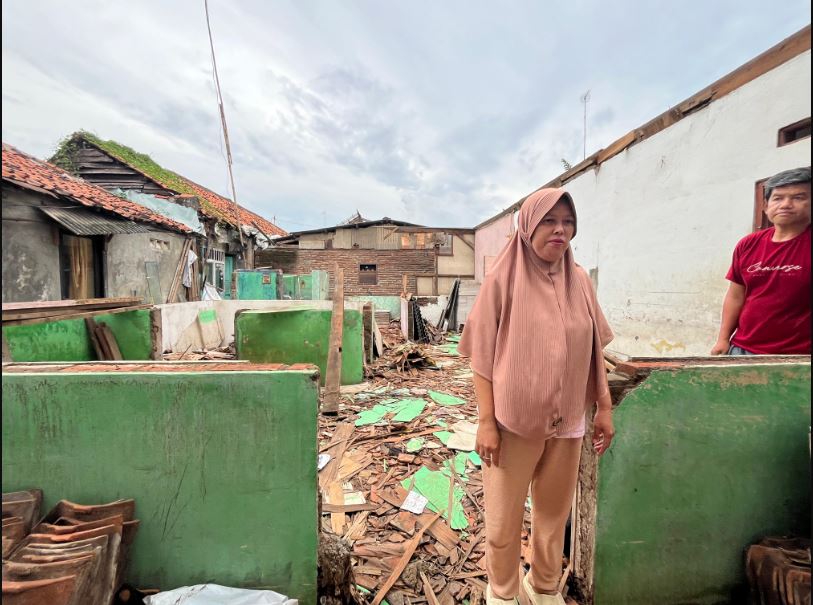 Angin Kencang Robohkan Rumah di Adiarsa Timur, Satu Keluarga Terpaksa Mengontrak