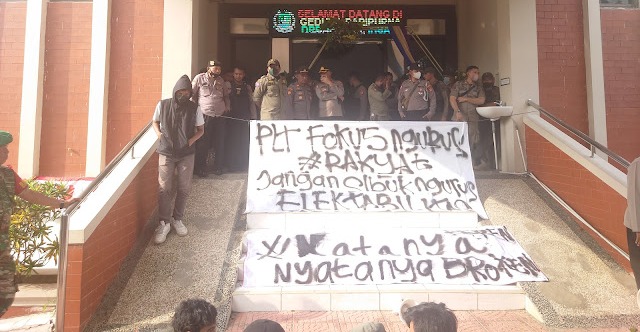 HUT ke-26 Kota Bekasi Diwarnai Aksi Demo Mahasiswa di Gedung DPRD